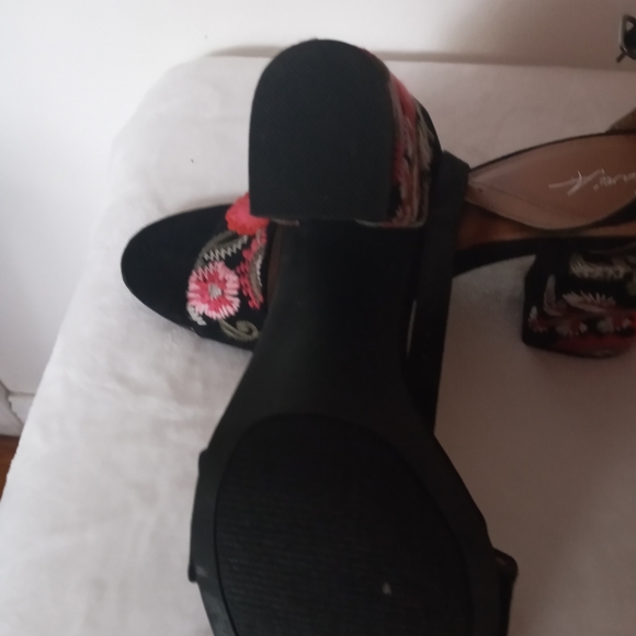 Stunning Mira A. Block Heel Sandals - Picture 8 of 10